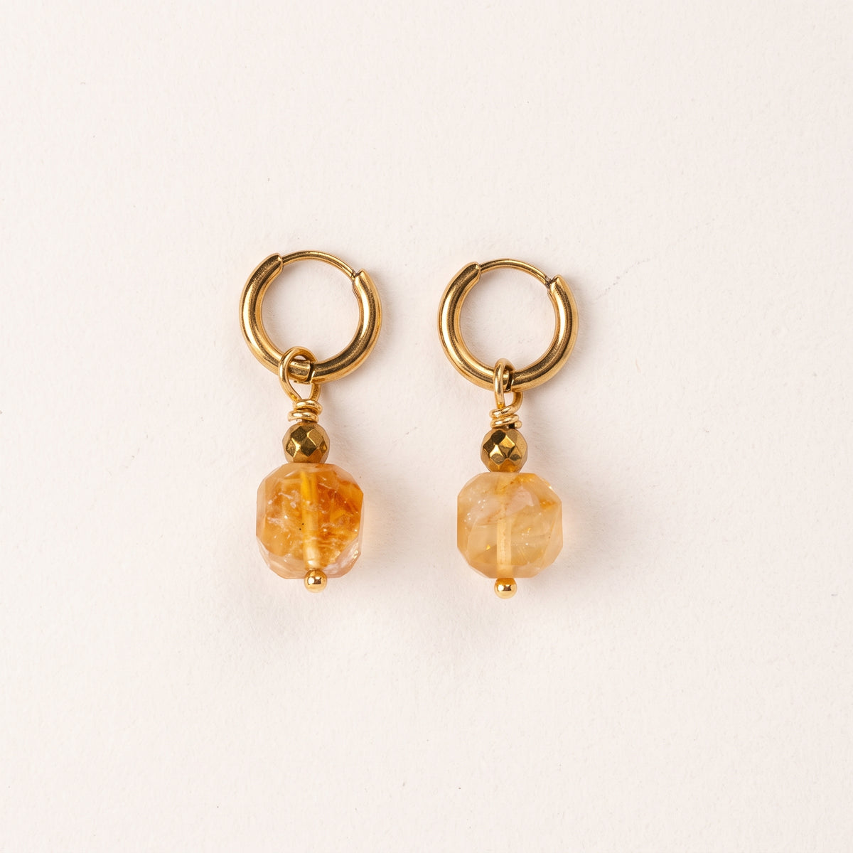 Boucles d'oreilles citrine cube facetté — anneaux plaqués or