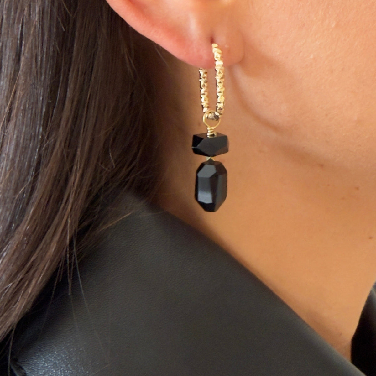 Boucles d'oreilles onyx rectangle & nugget — anneaux ciselés ovales