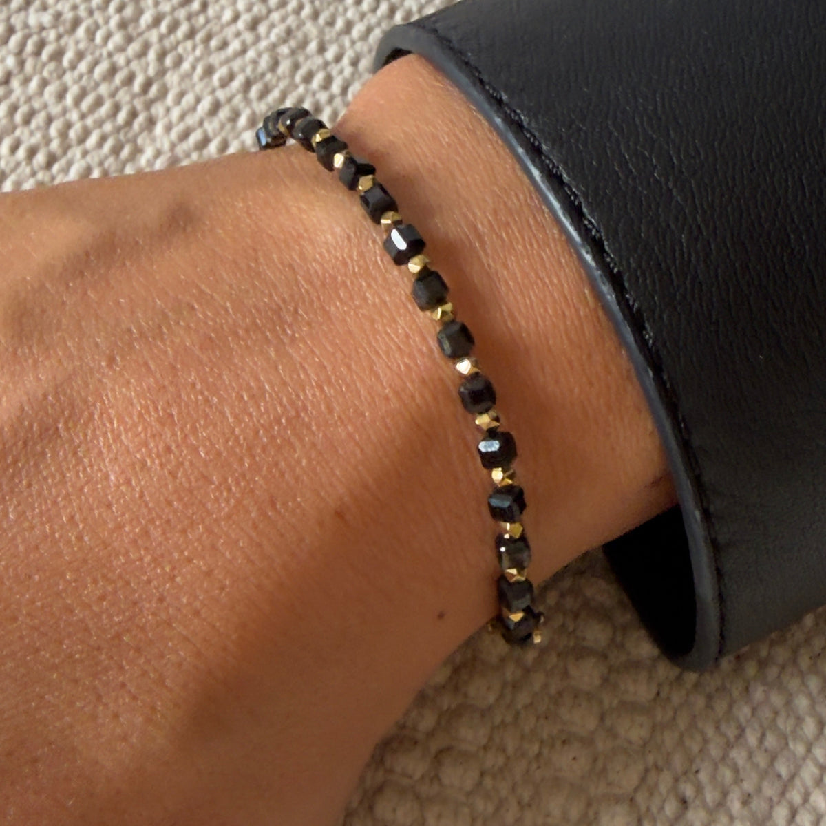 Pulsera de ónix — cubos facetados de 3 mm y hematita dorada