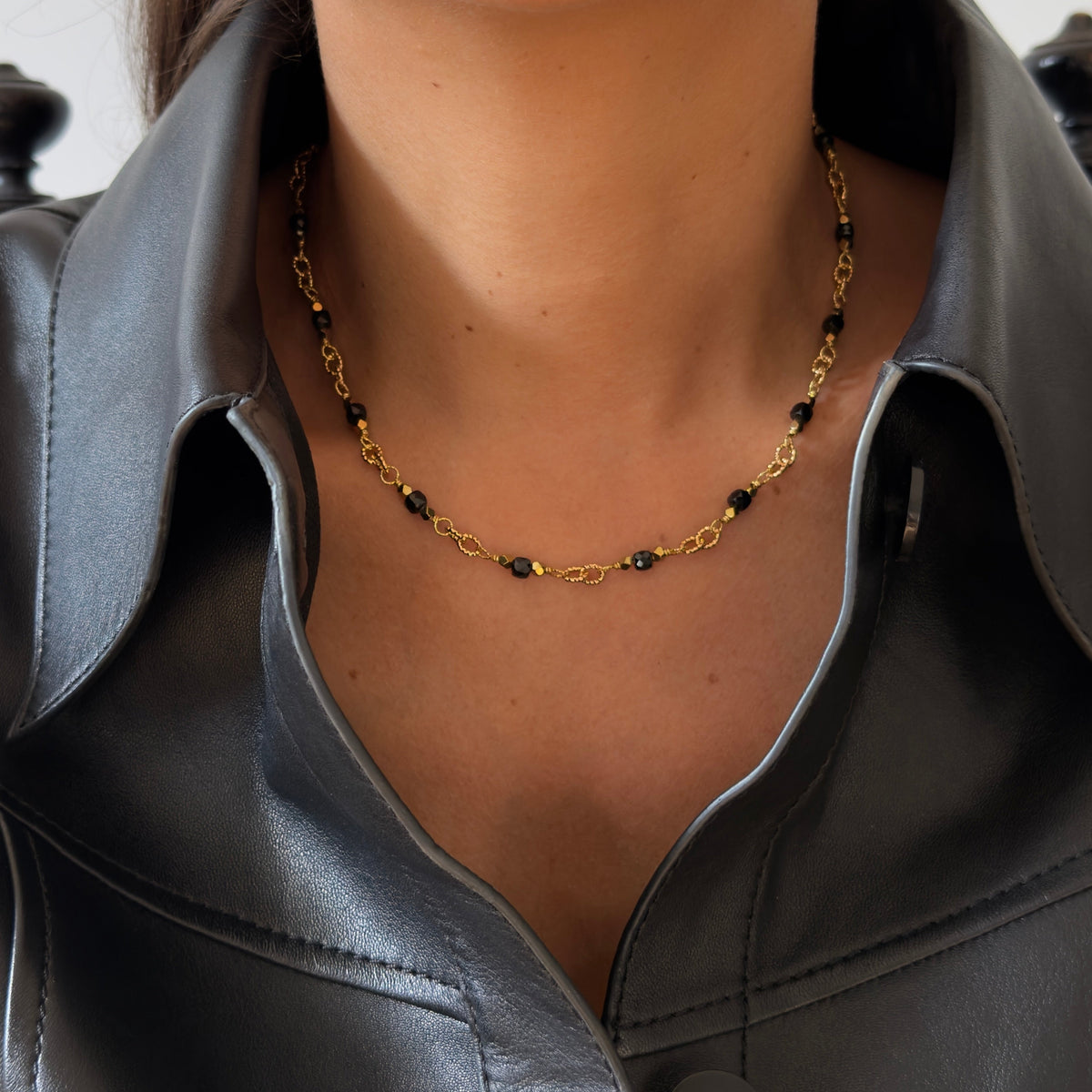 Collar de cadena con ónix — cuentas de 4 mm, chapado en oro 43 cm