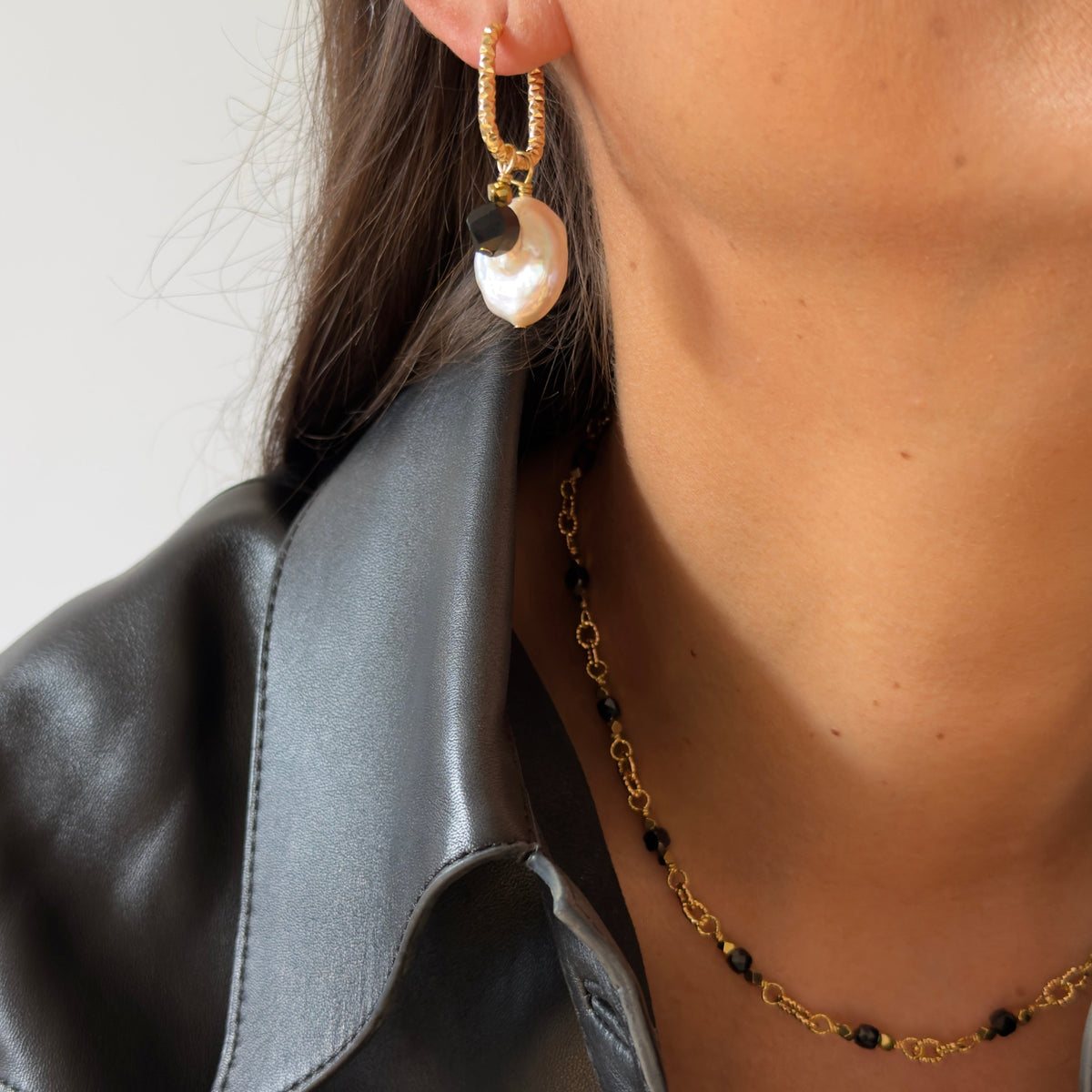 Collar de cadena con ónix — cuentas de 4 mm, chapado en oro 43 cm