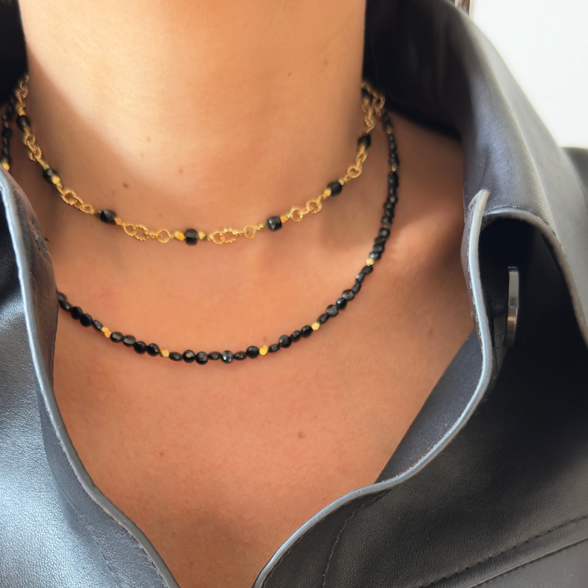 Collar de cadena con ónix — cuentas de 4 mm, chapado en oro 43 cm