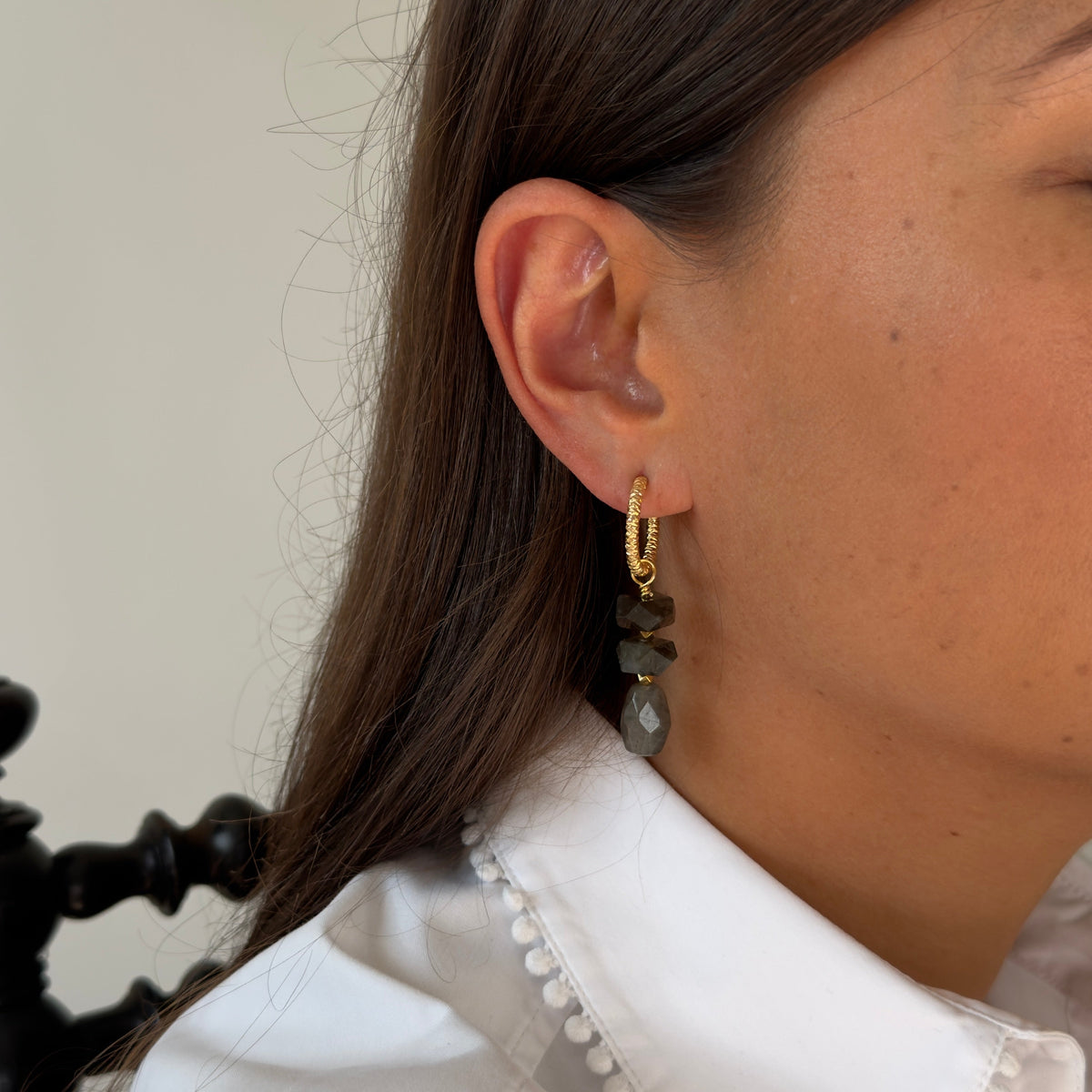 Boucles d'oreilles labradorite empilé — anneaux ciselés