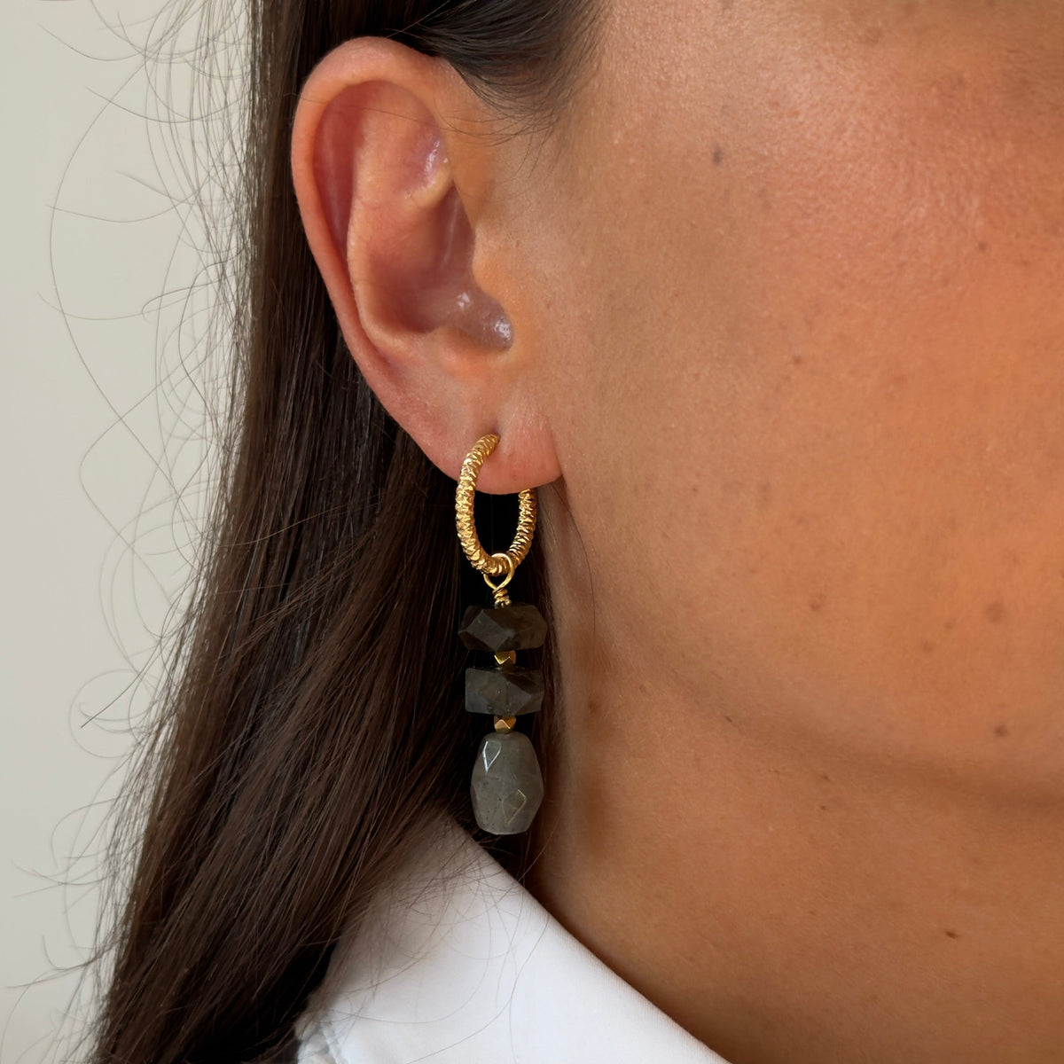 Boucles d'oreilles labradorite empilé — anneaux ciselés