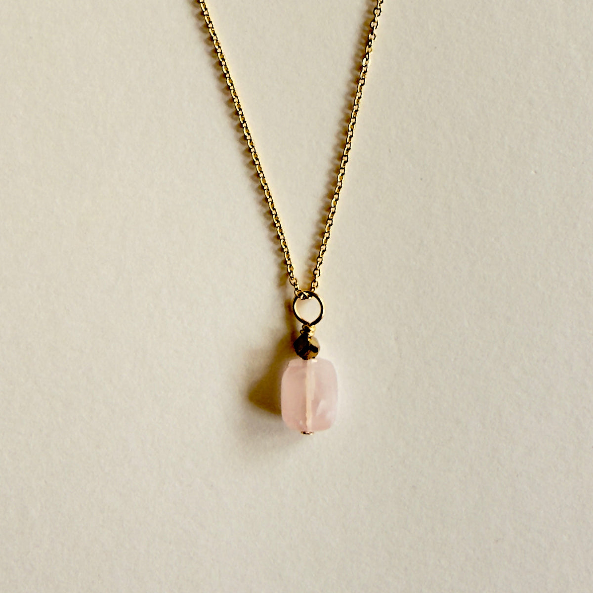 Collier pendentif quartz rose rectangle & hématite dorée — chaîne plaquée or