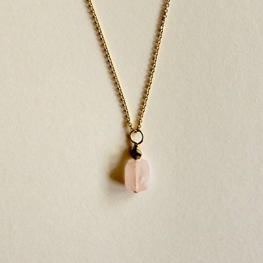 Collier pendentif quartz rose rectangle & hématite dorée — chaîne plaquée or