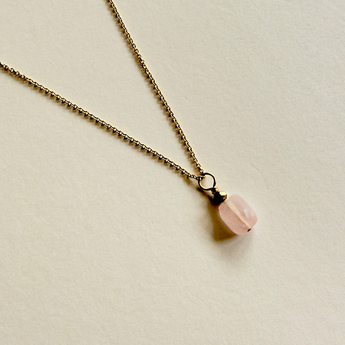 Collier pendentif quartz rose rectangle & hématite dorée — chaîne plaquée or
