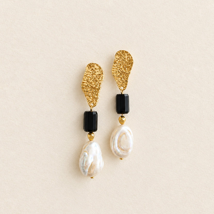 Boucles d'oreilles onyx & perle keshi — attache martelée