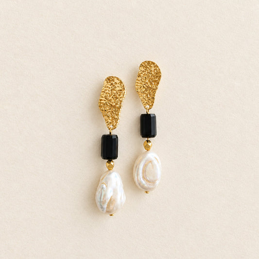 Boucles d'oreilles onyx & perle keshi — attache martelée