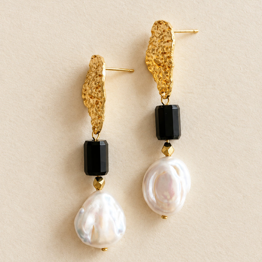 Boucles d'oreilles onyx & perle keshi — attache martelée