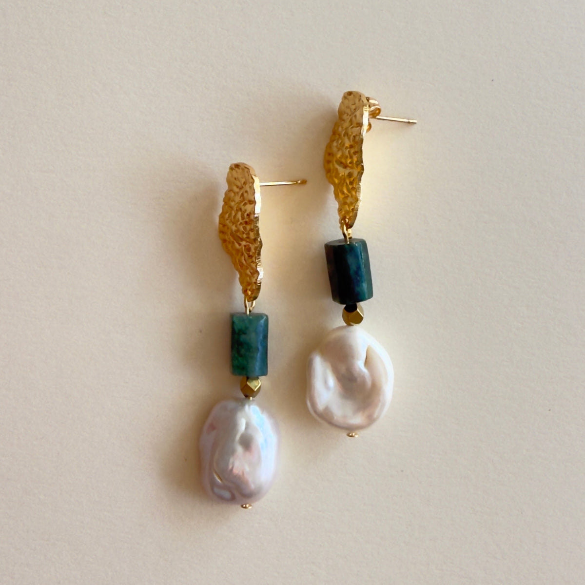Boucles d'oreilles émeraude & perle keshi — attache martelée
