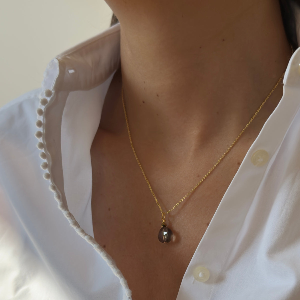 Collier pendentif quartz fumé petite ronde plate & hématite dorée — chaîne plaquée or