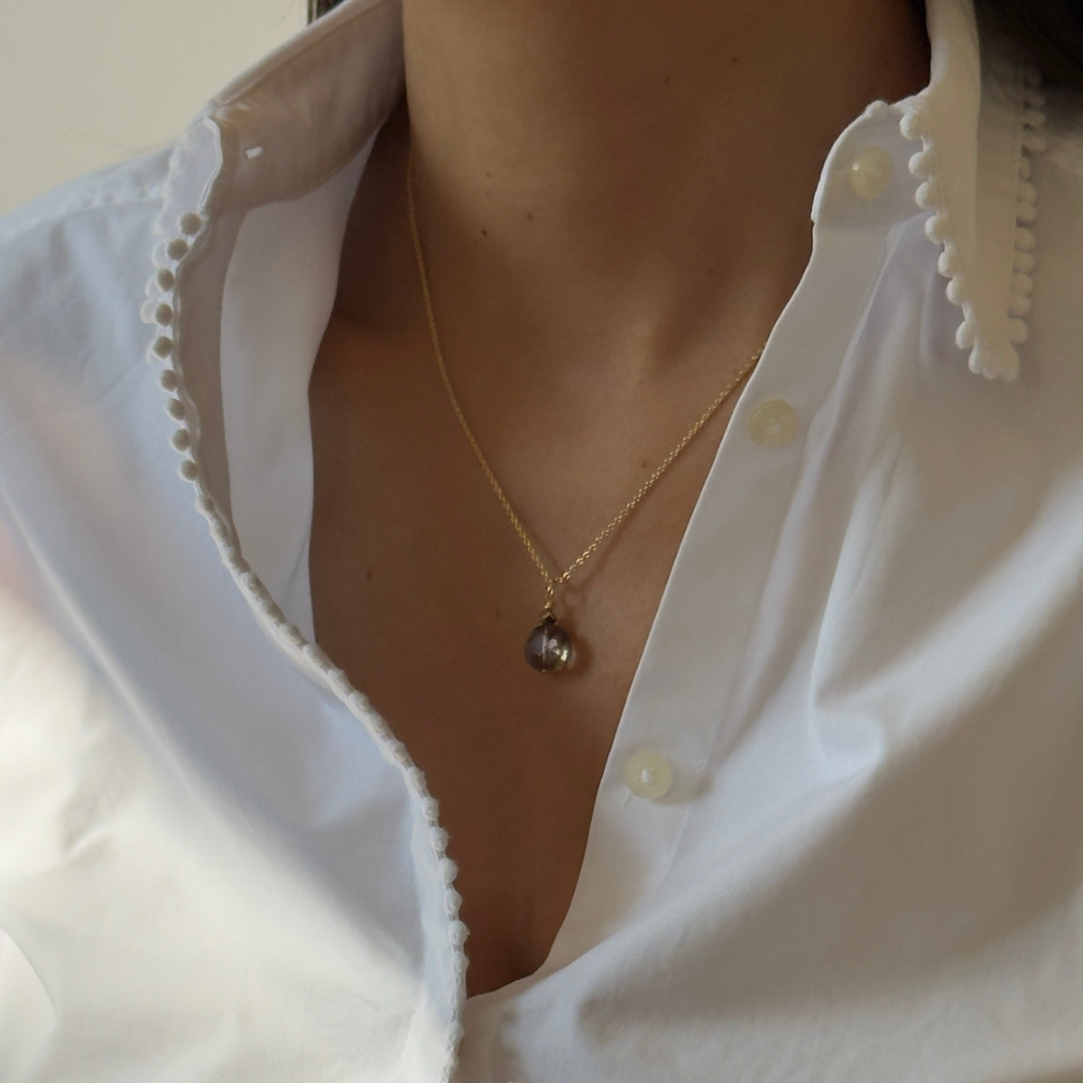 Collier pendentif quartz fumé petite ronde plate & hématite dorée — chaîne plaquée or