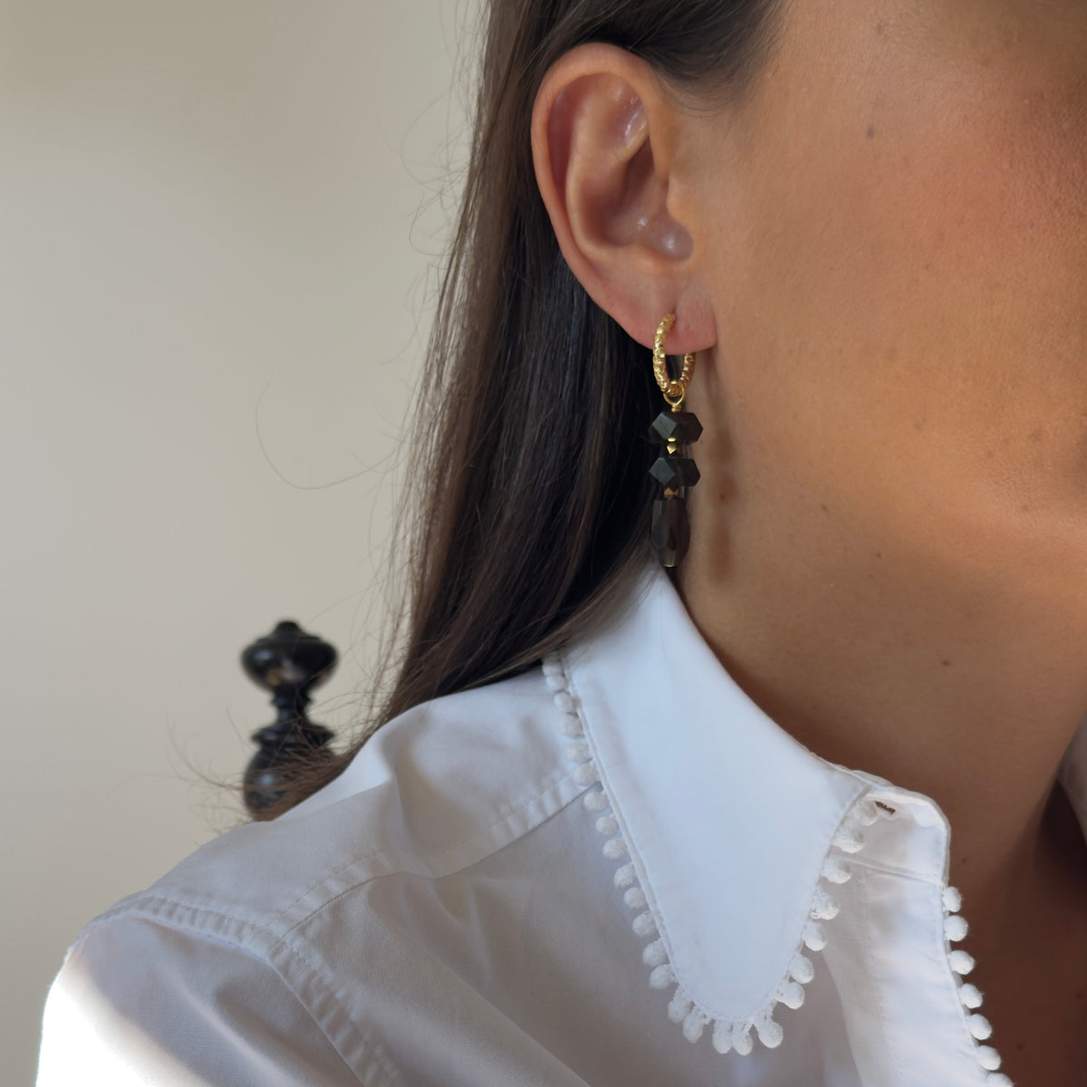 Boucles d'oreilles quartz fumé empilé — anneaux ciselés