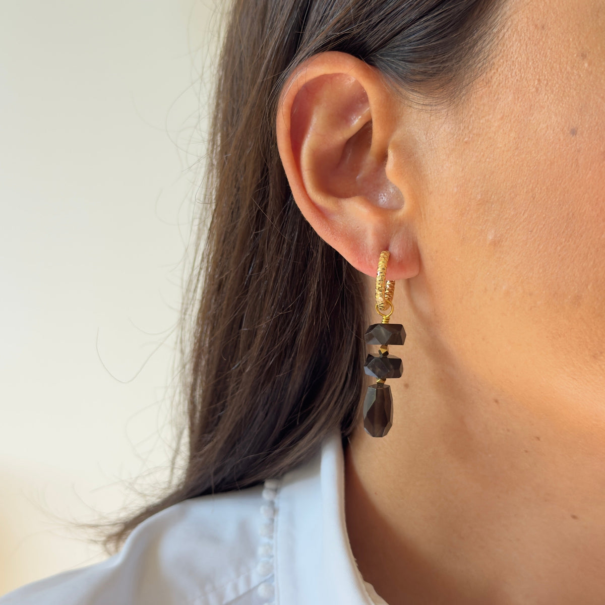 Boucles d'oreilles quartz fumé empilé — anneaux ciselés