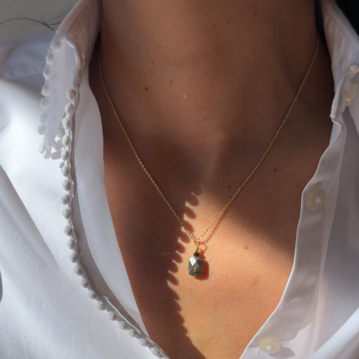 Collier pendentif labradorite rectangle & hématite dorée — chaîne plaquée or
