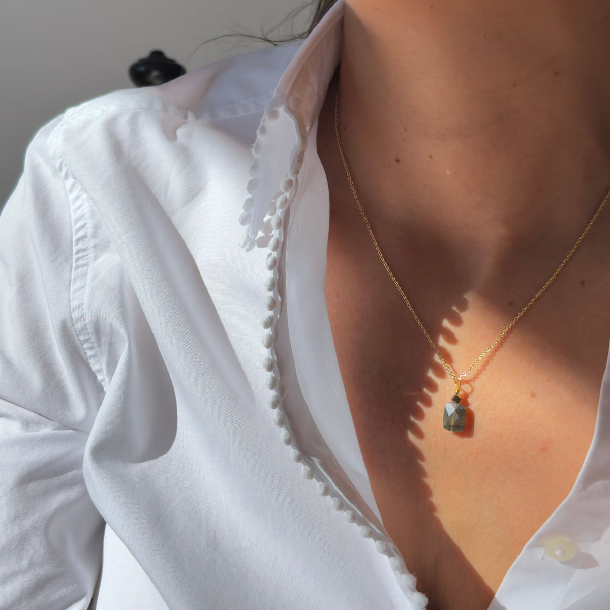 Collier pendentif labradorite rectangle & hématite dorée — chaîne plaquée or