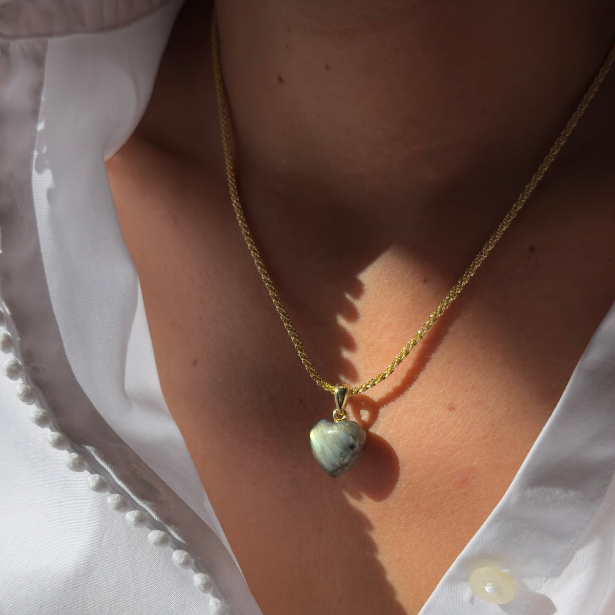 Collier pendentif cœur bombé labradorite — chaîne plaquée or