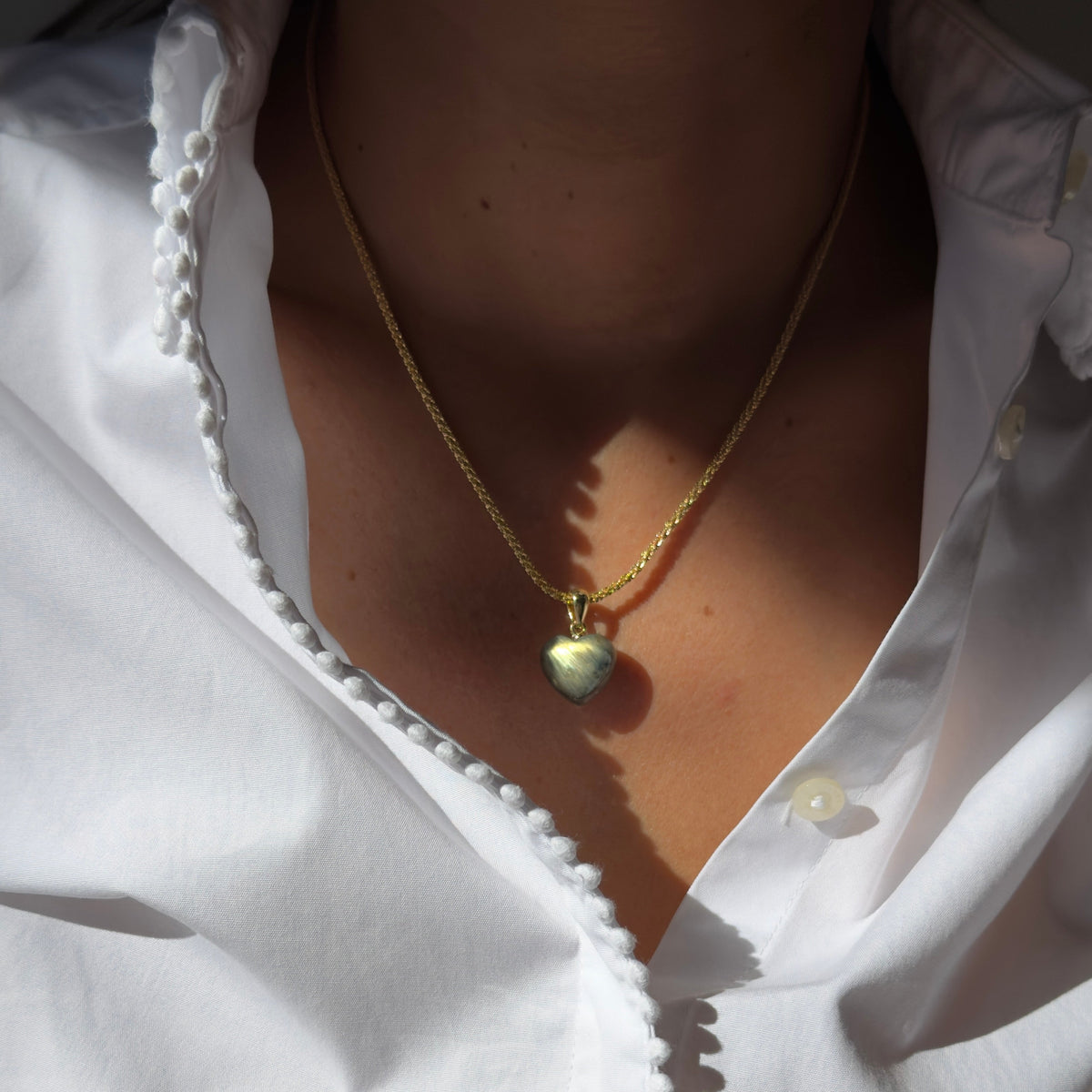 Collier pendentif cœur bombé labradorite — chaîne plaquée or