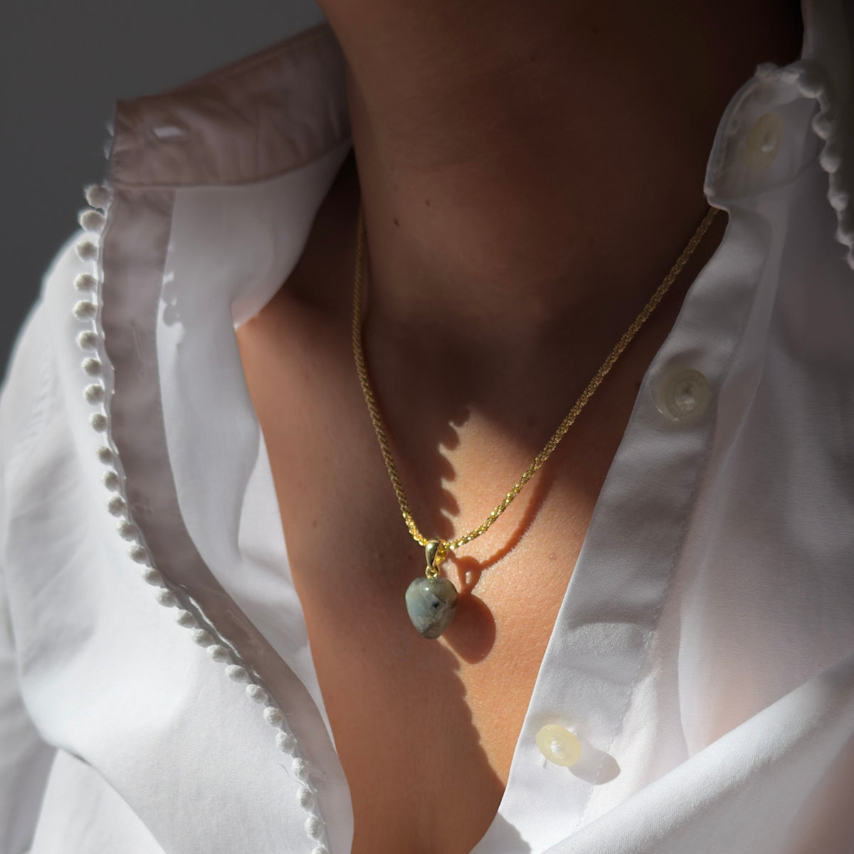 Collier pendentif cœur bombé labradorite — chaîne plaquée or