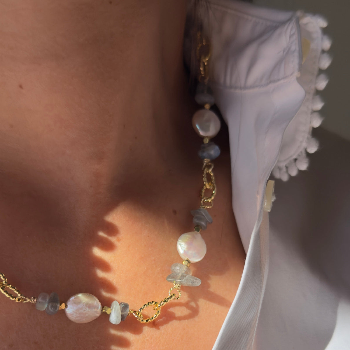 Collier perles d'eau douce & galets de labradorite — chaîne plaquée or 45 cm