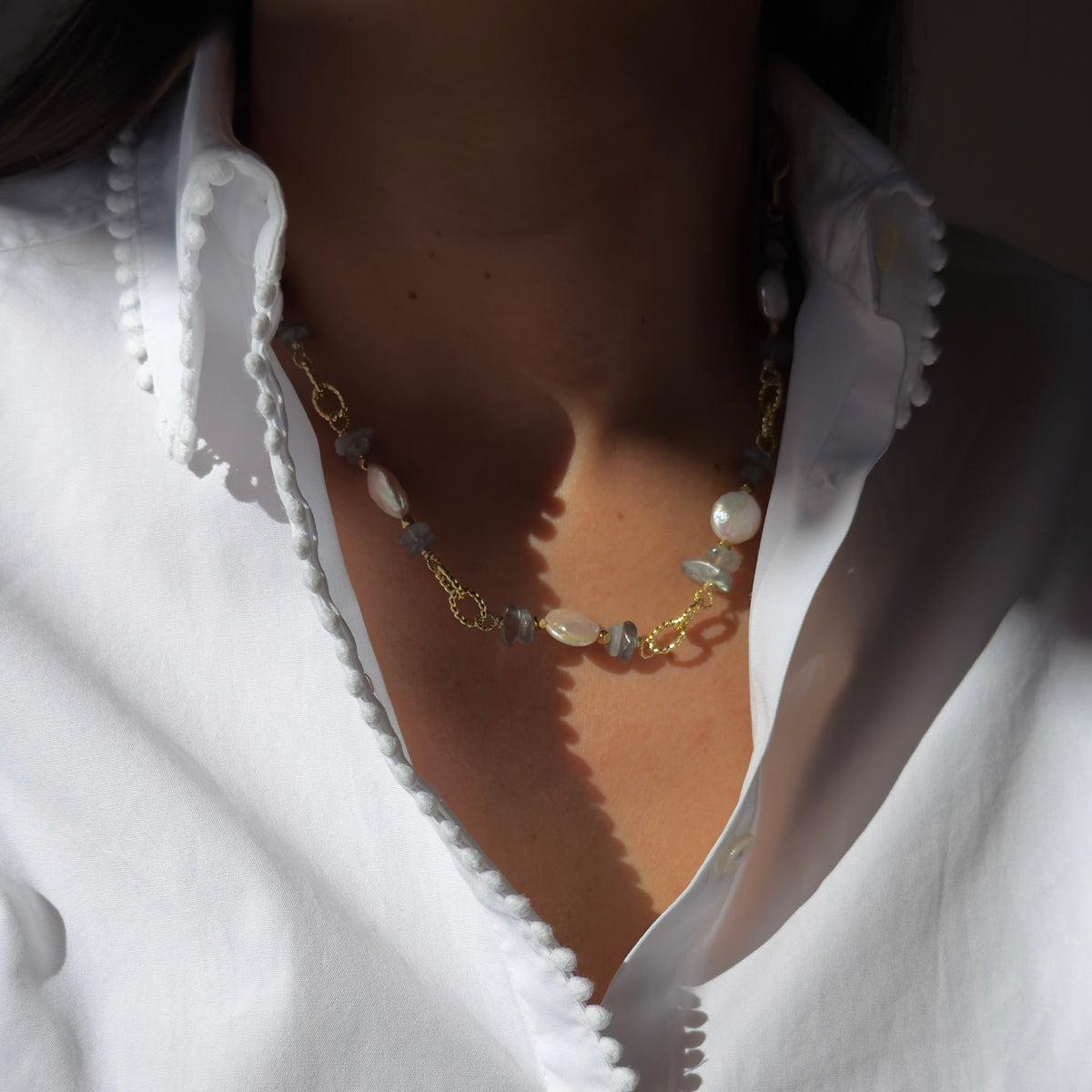Collier perles d'eau douce & galets de labradorite — chaîne plaquée or 45 cm