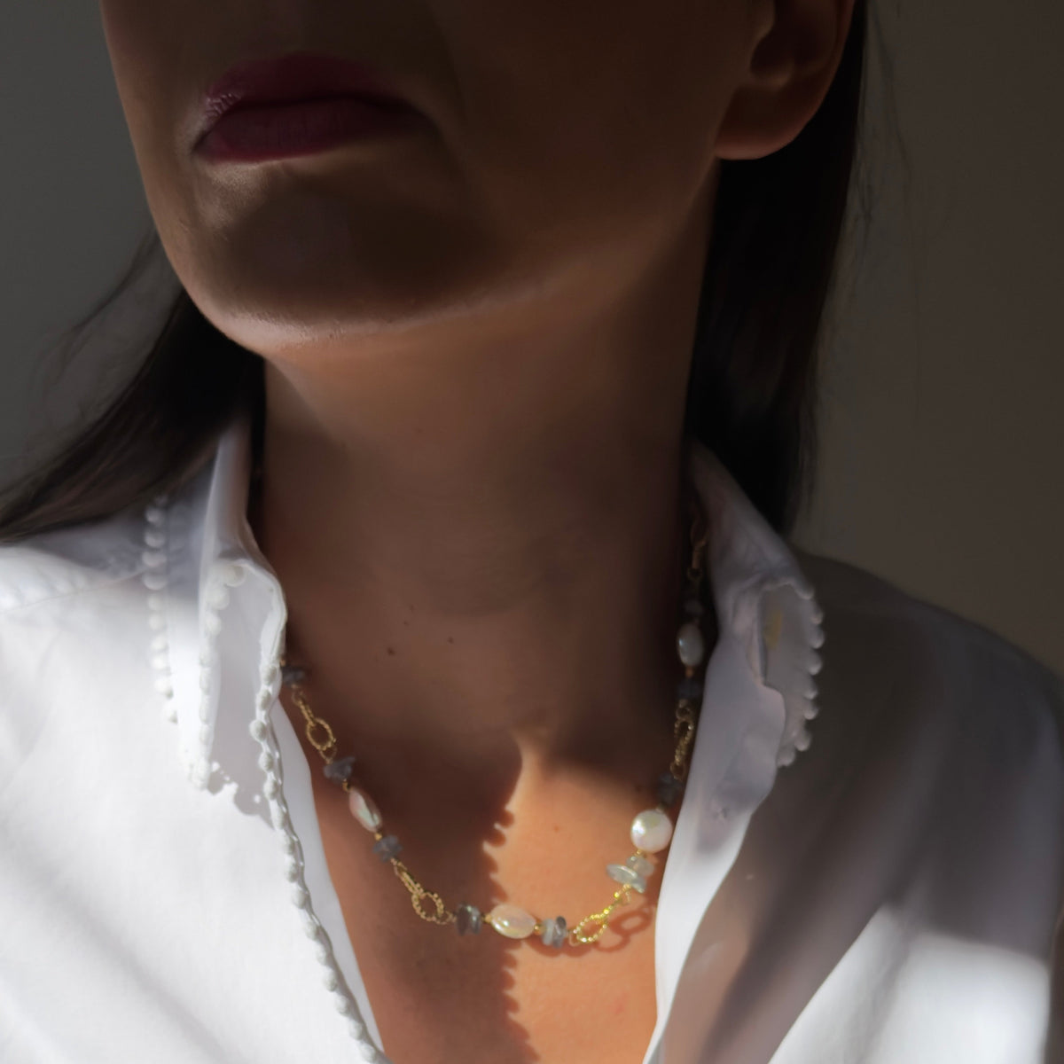 Collier perles d'eau douce & galets de labradorite — chaîne plaquée or 45 cm