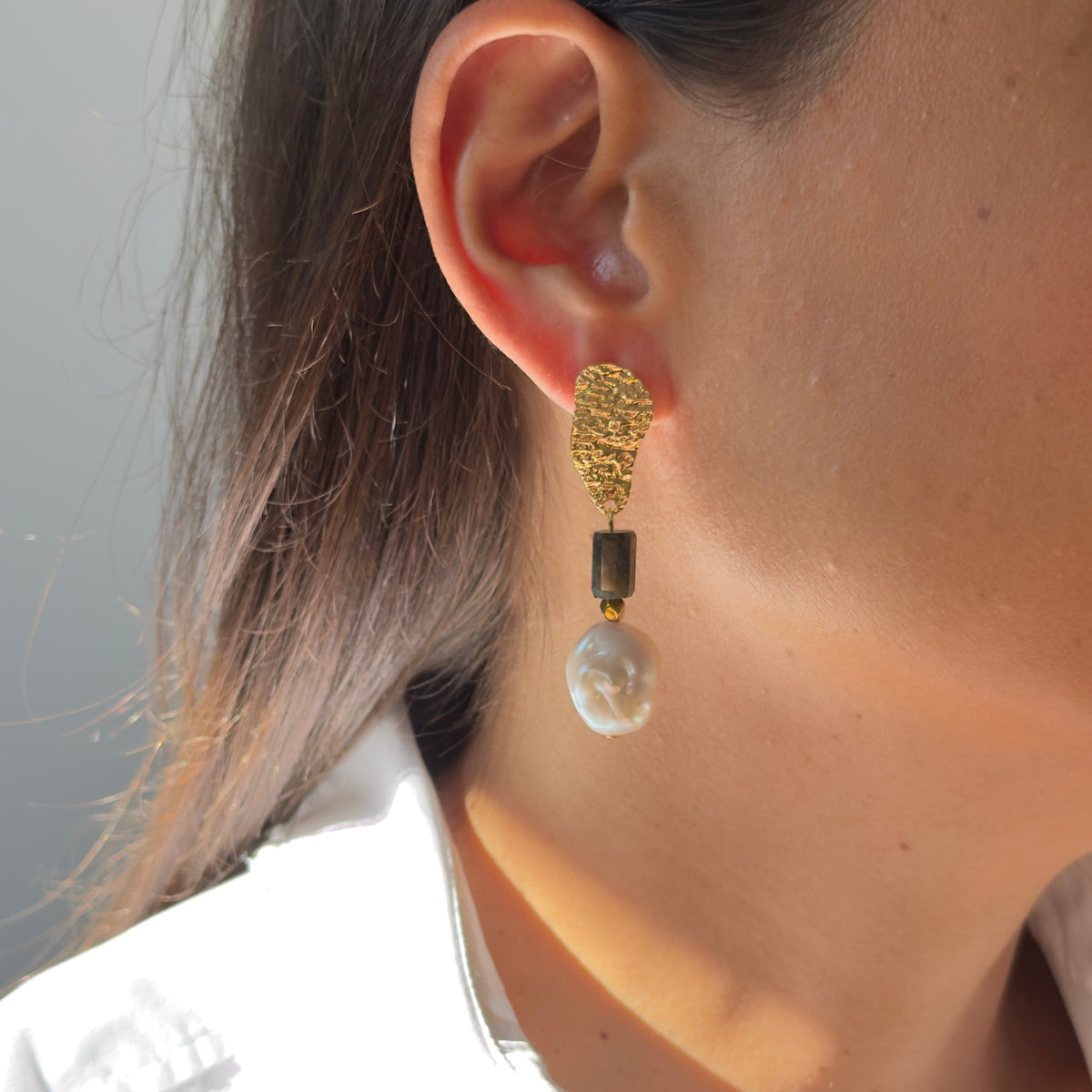 Boucles d'oreilles labradorite & perle keshi — attache martelée