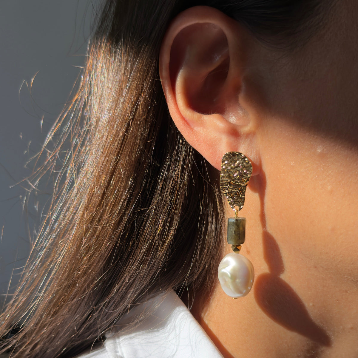 Boucles d'oreilles labradorite & perle keshi — attache martelée
