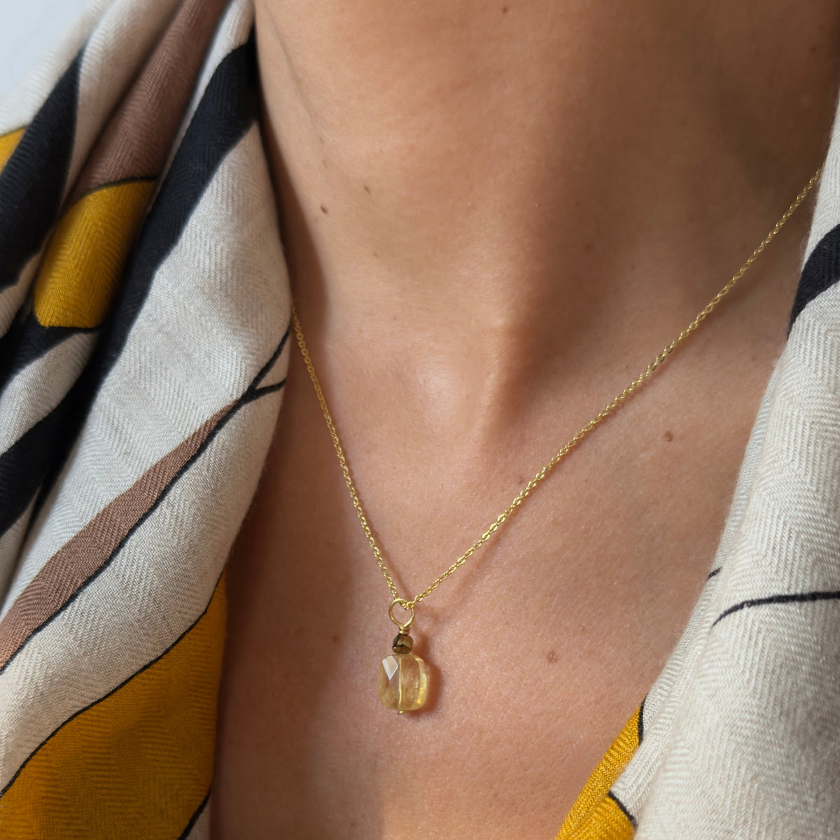 Collier pendentif citrine rectangle & hématite dorée — chaîne plaquée or