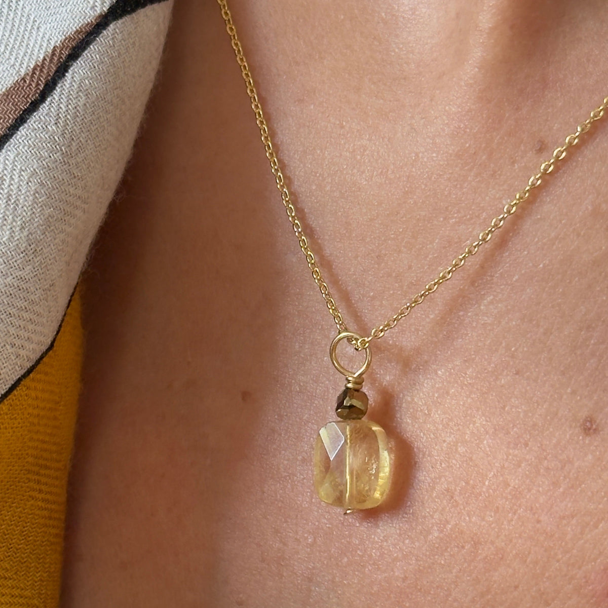 Collier pendentif citrine rectangle & hématite dorée — chaîne plaquée or