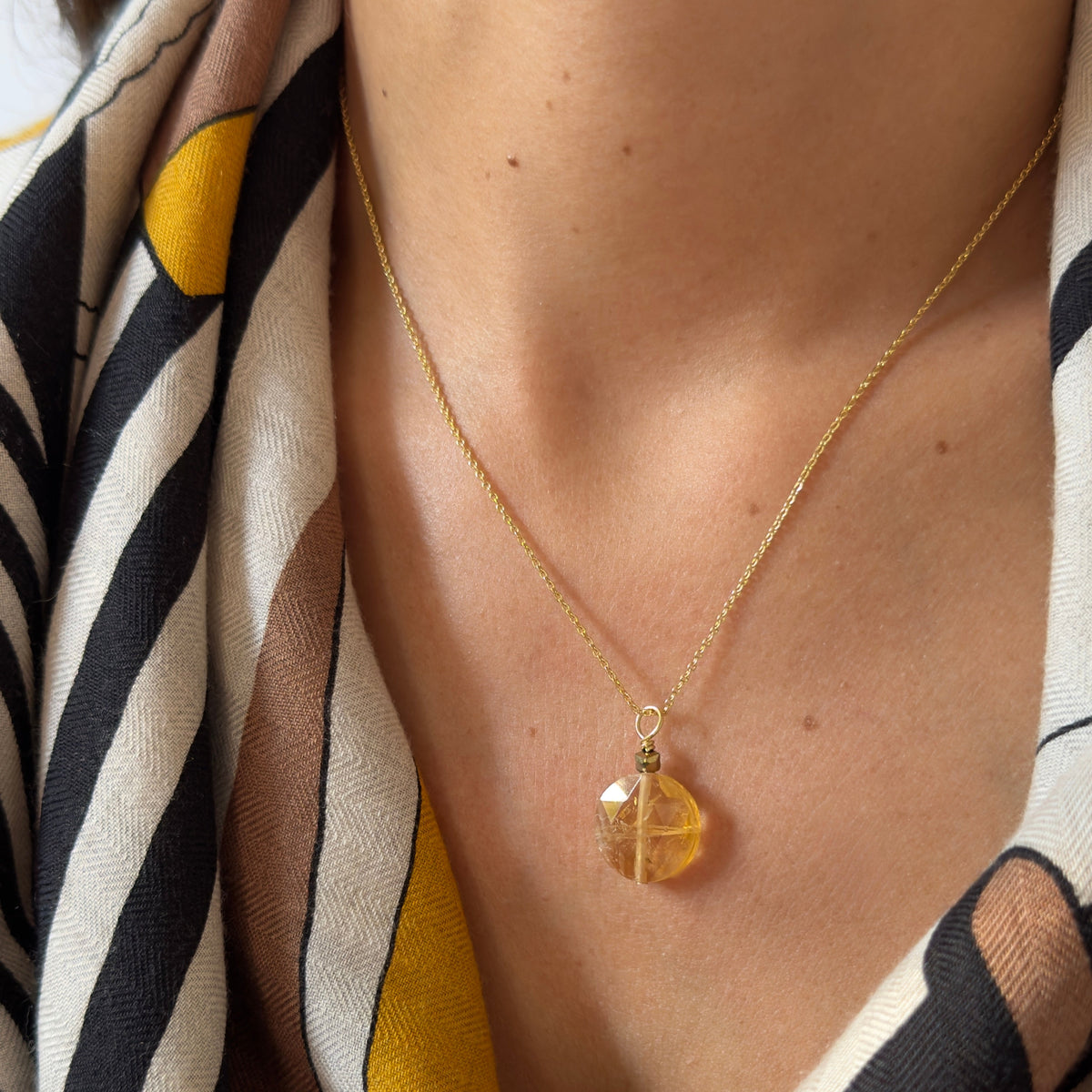 Collar con colgante de citrino — cadena chapada en oro