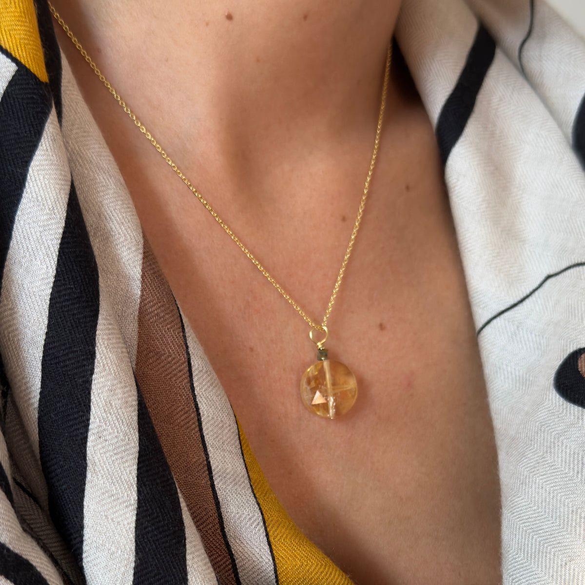 Collar con colgante de citrino — cadena chapada en oro