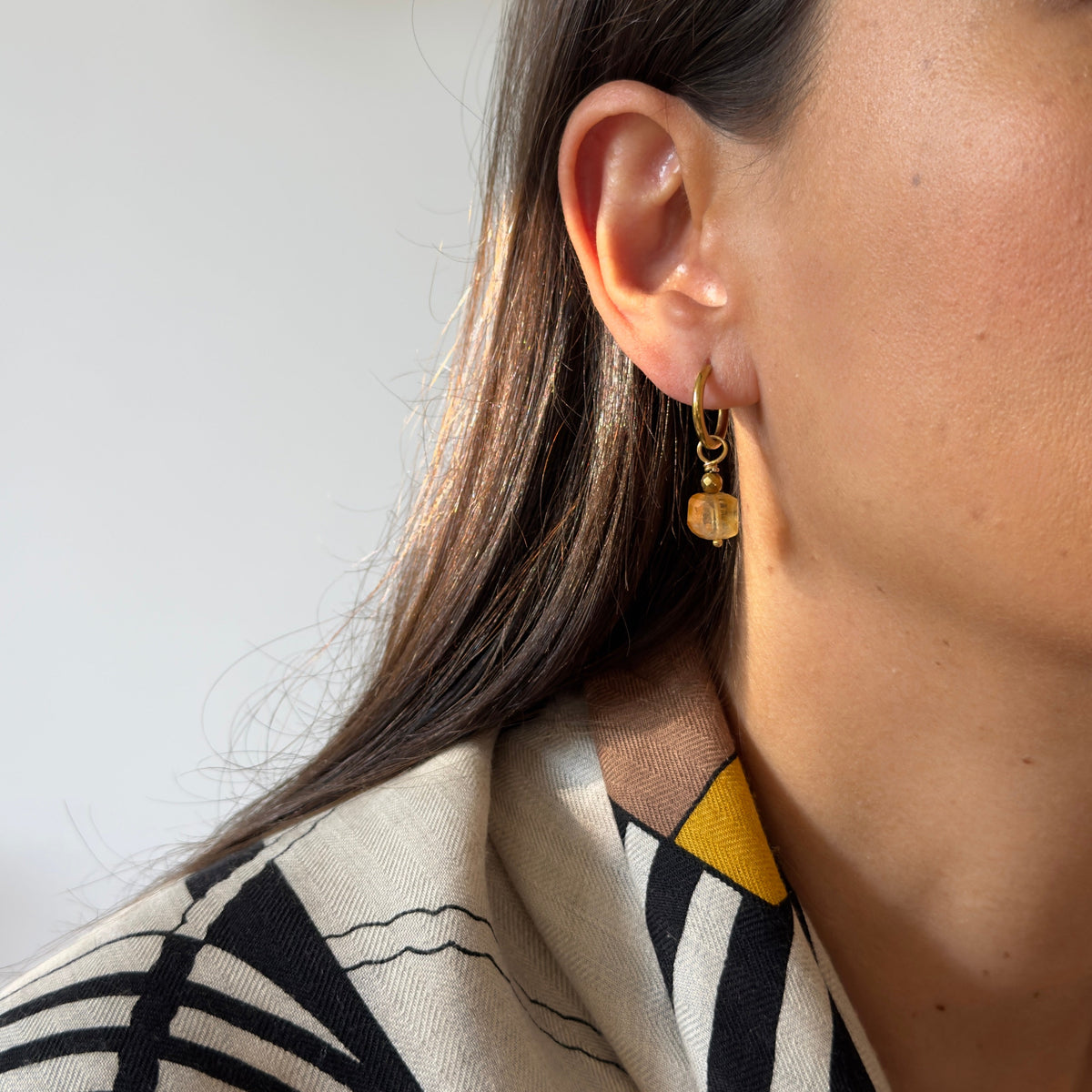 Boucles d'oreilles citrine cube facetté — anneaux plaqués or