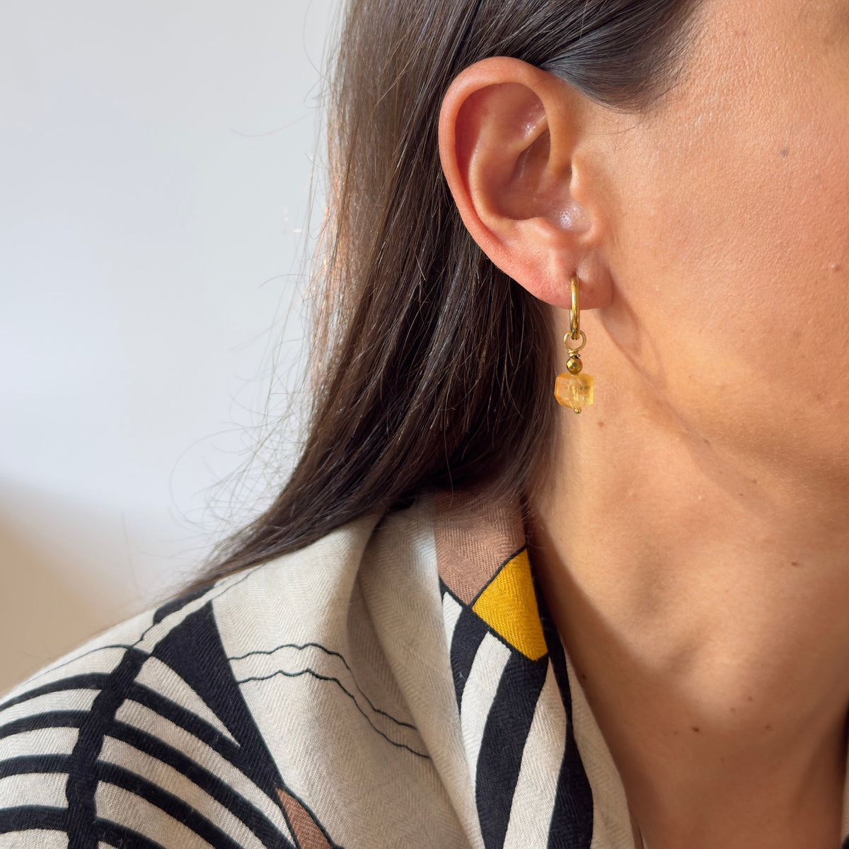Boucles d'oreilles citrine cube facetté — anneaux plaqués or