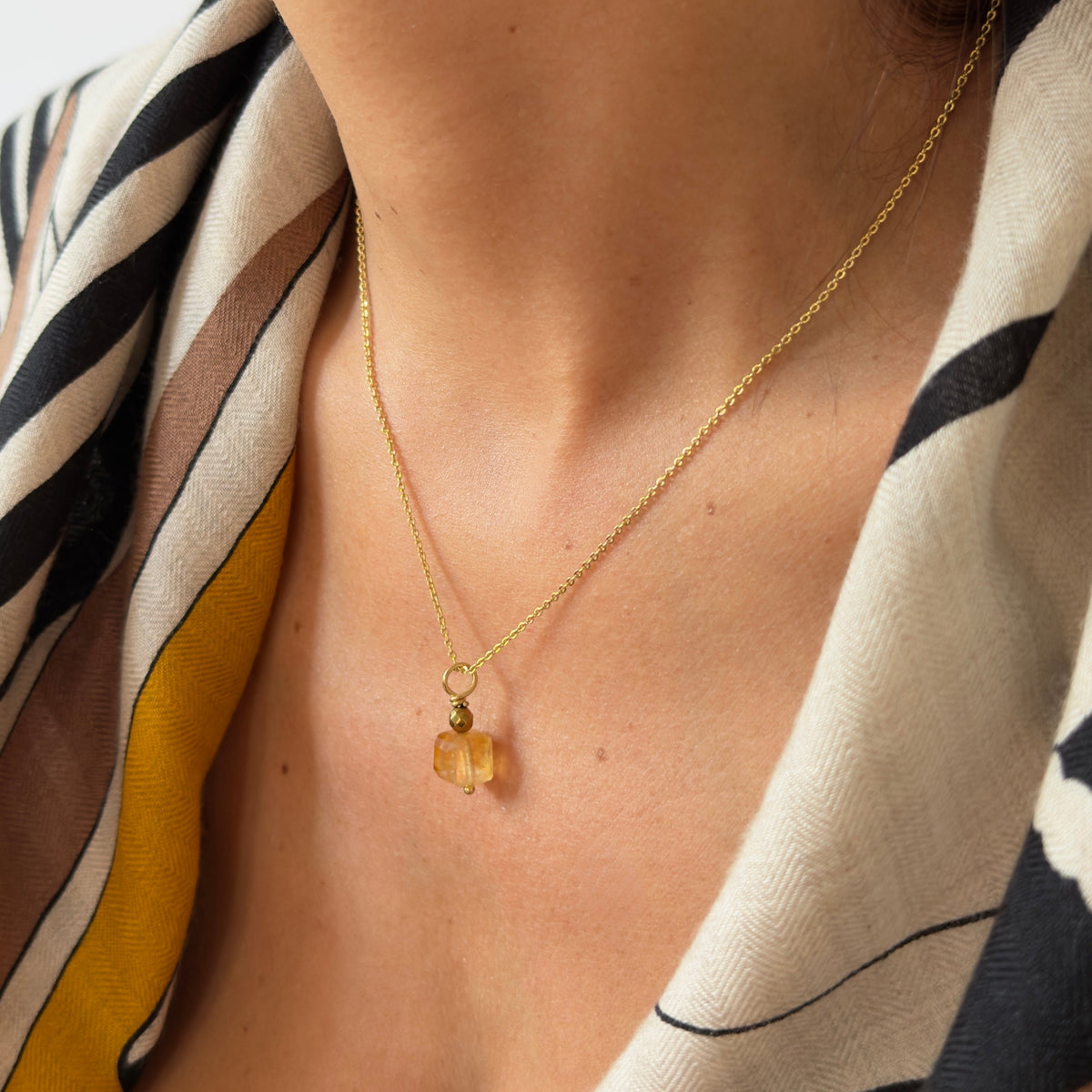 Collar con colgante de citrino en cubo facetado y hematita dorada — cadena bañada en oro