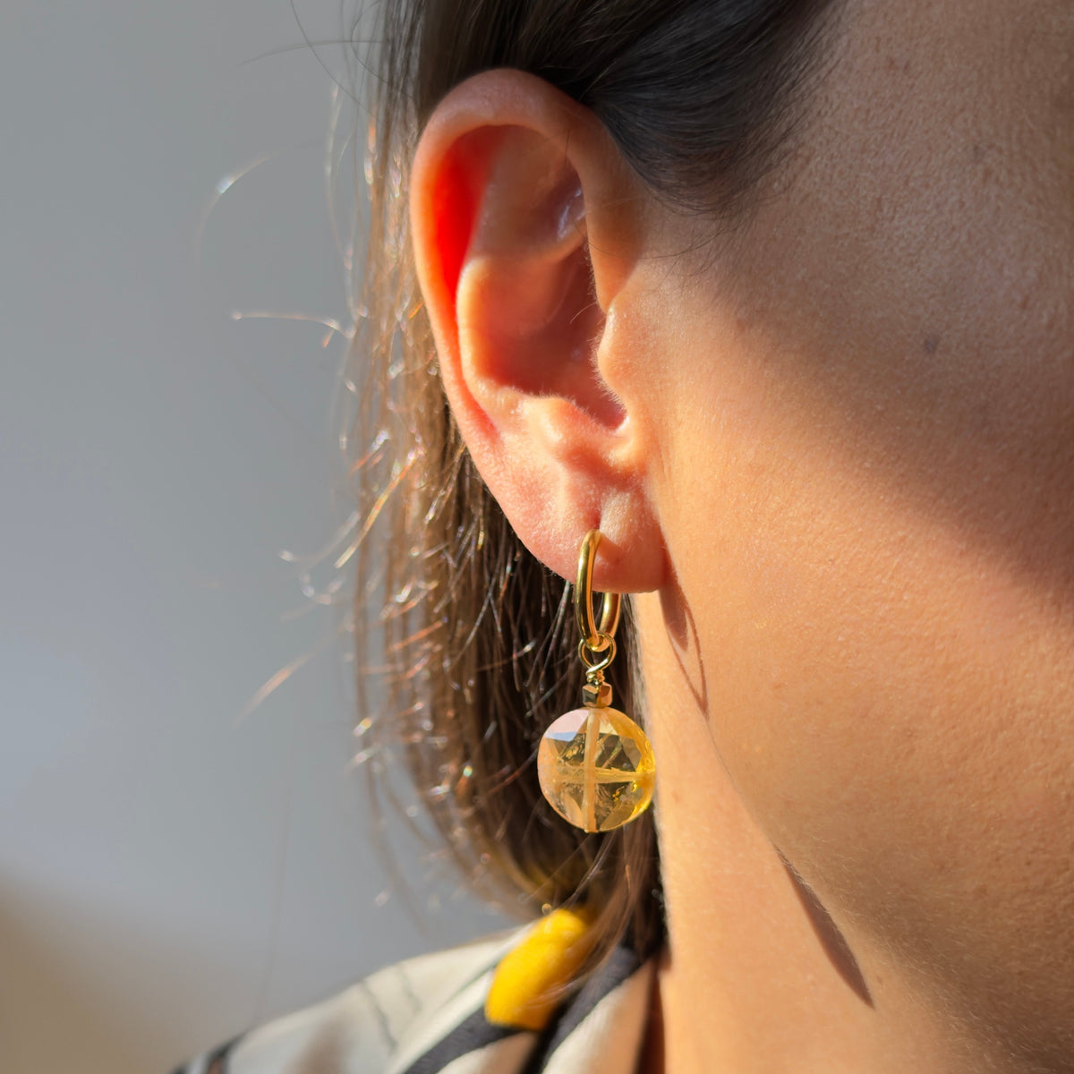 Boucles d'oreilles citrine grande ronde plate — anneaux plaqués or