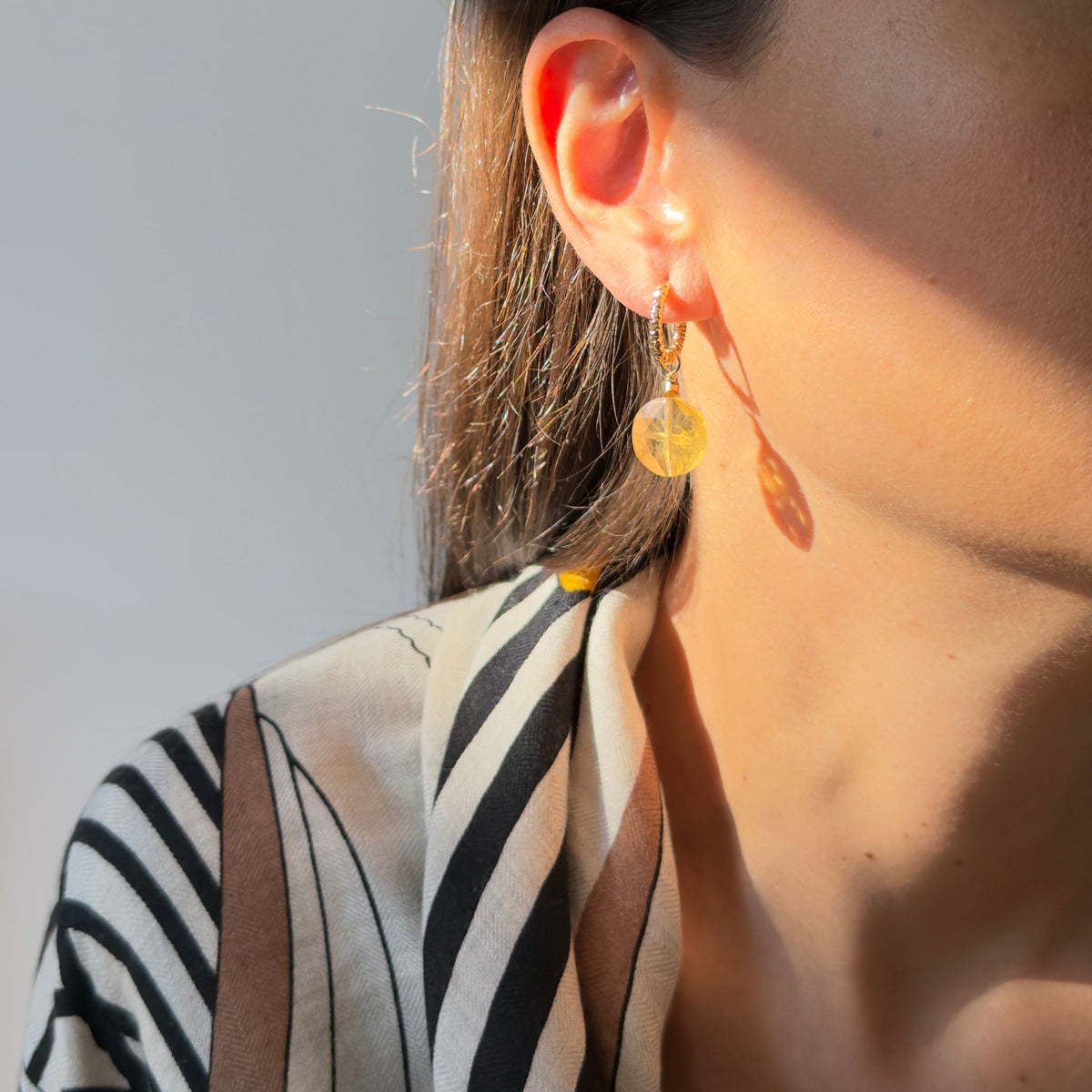 Boucles d'oreilles citrine grande ronde plate — anneaux plaqués or