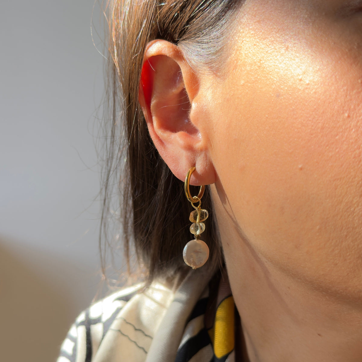 Boucles d'oreilles citrine & perle d'eau douce — anneaux plaqués or