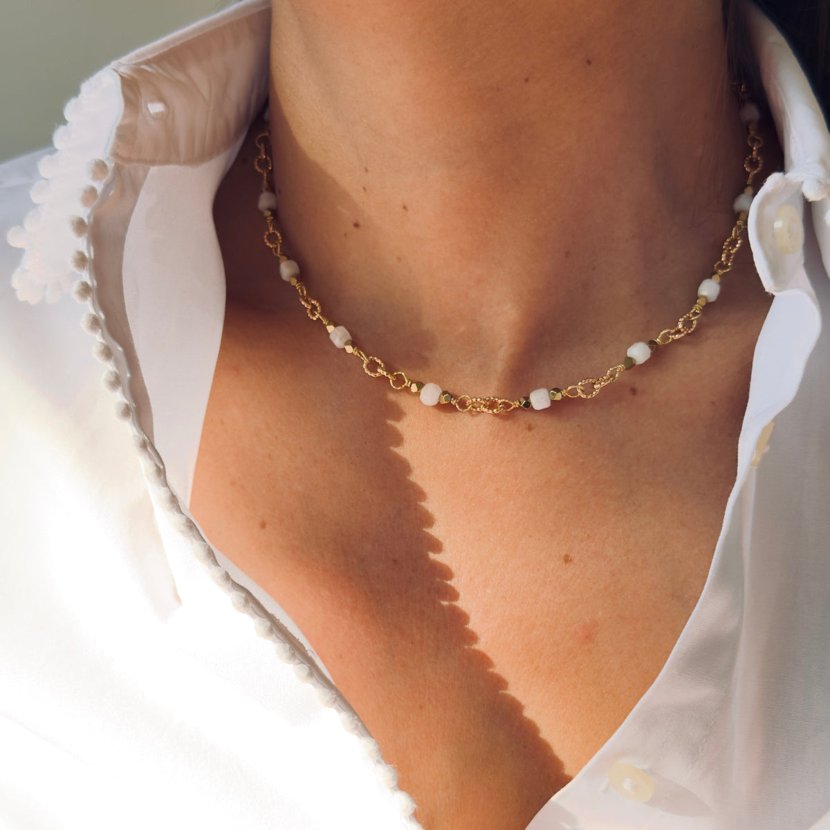 Collar de cadena con piedra lunar — perlas de 4 mm, chapado en oro, 43 cm