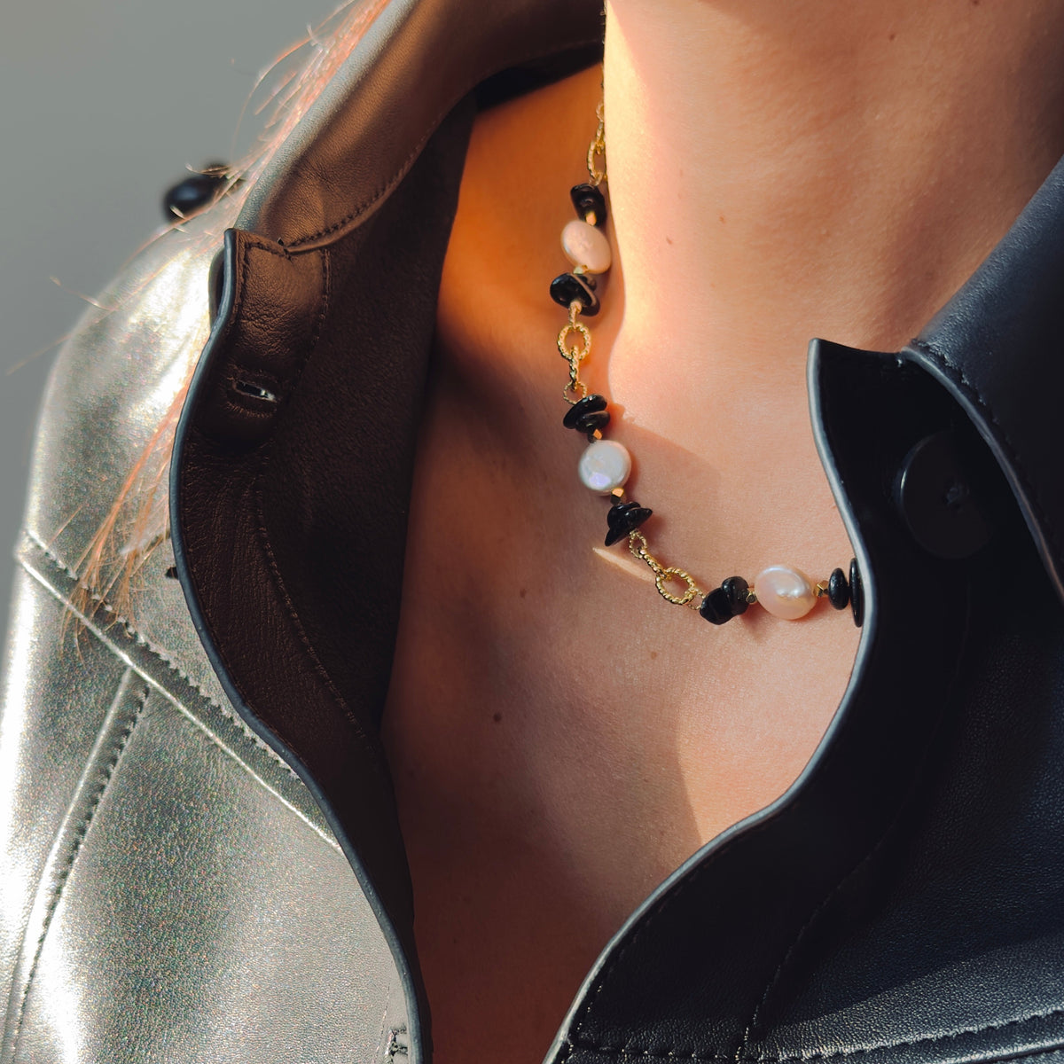 Collar de perlas de agua dulce y piedras de ónice — cadena chapada en oro de 45 cm