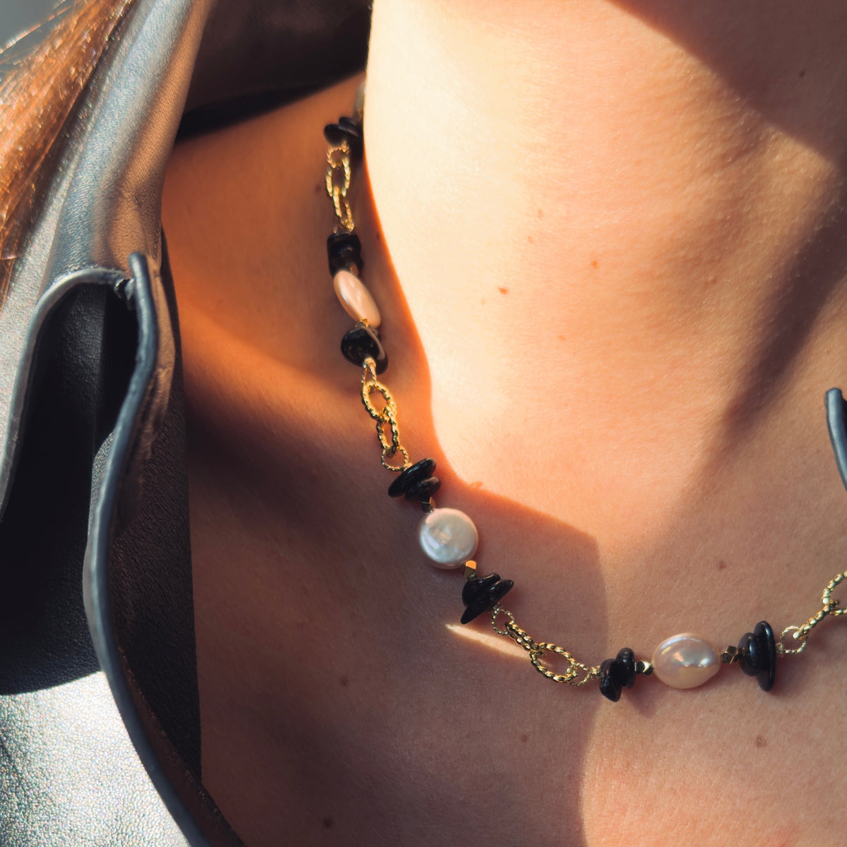 Collar de perlas de agua dulce y piedras de ónice — cadena chapada en oro de 45 cm