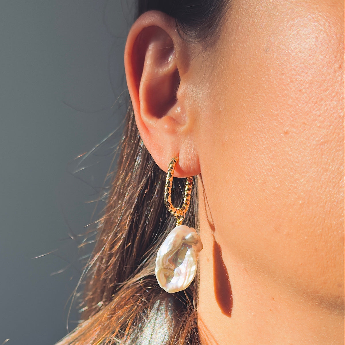 Pendientes de perla de agua dulce barroca — aros cincelados