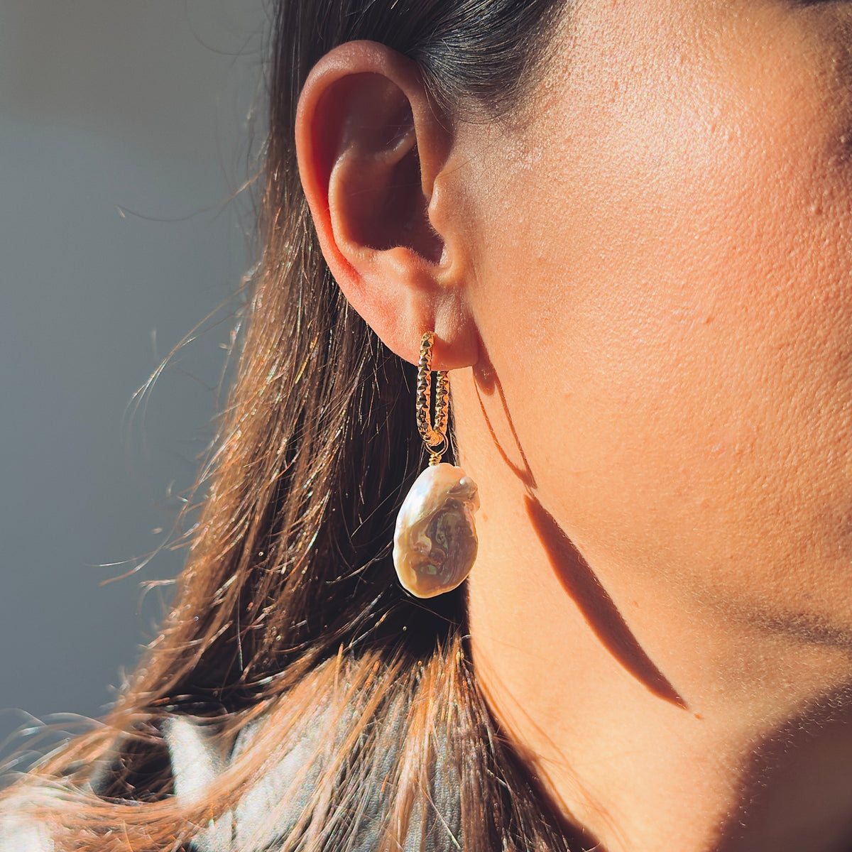 Pendientes de perla de agua dulce barroca — aros cincelados
