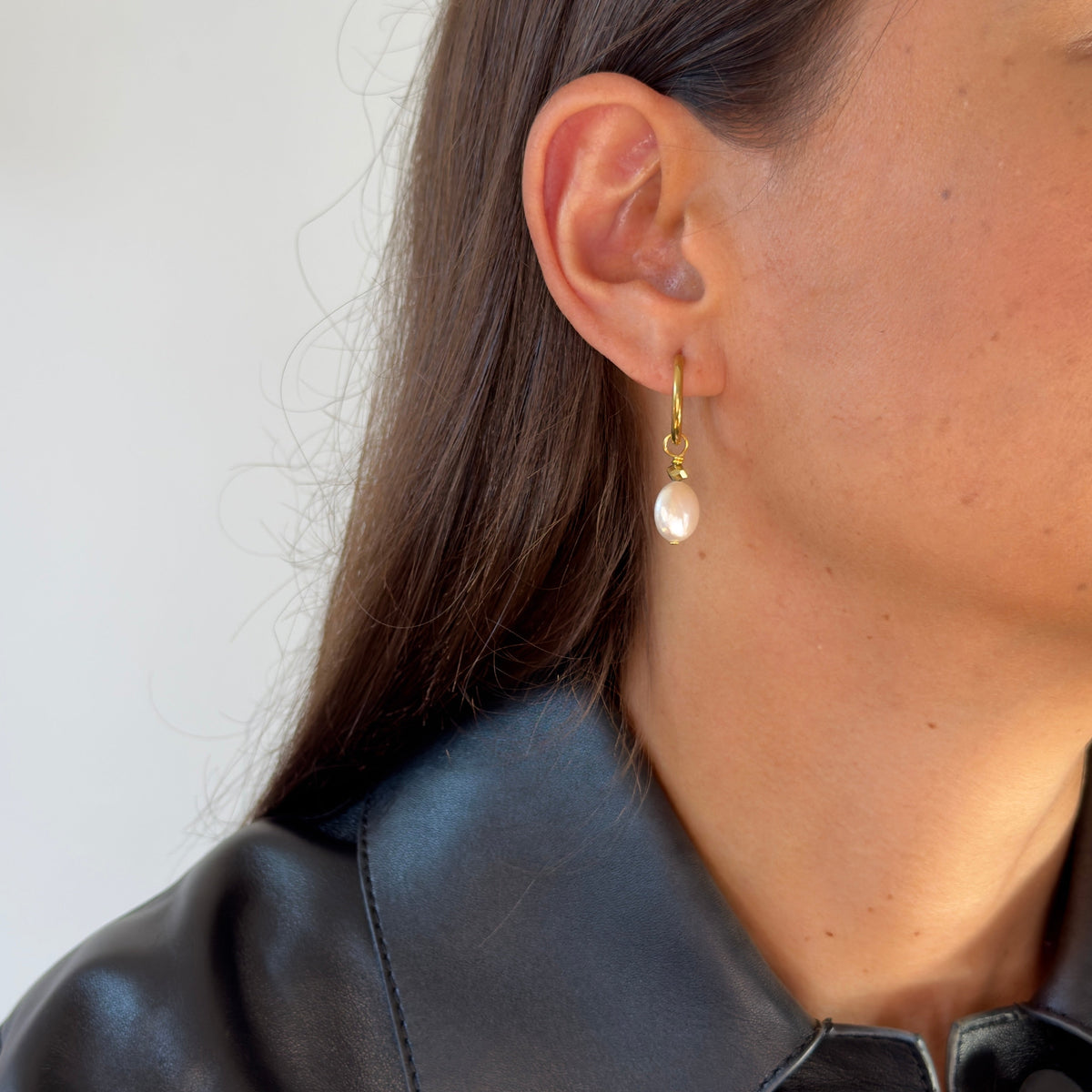 Flat freshwater pearl & gold hematite earrings — gold-plated hoops