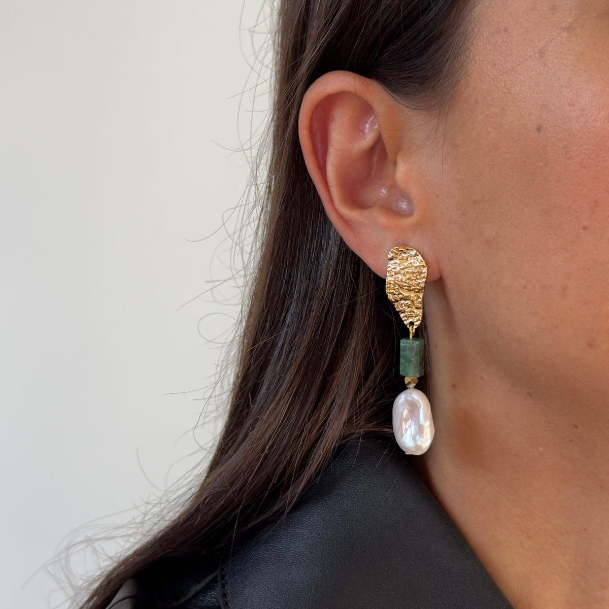Boucles d'oreilles émeraude & perle keshi — attache martelée