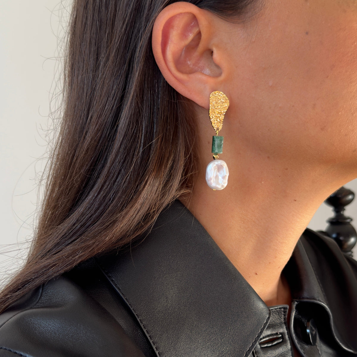 Boucles d'oreilles émeraude & perle keshi — attache martelée