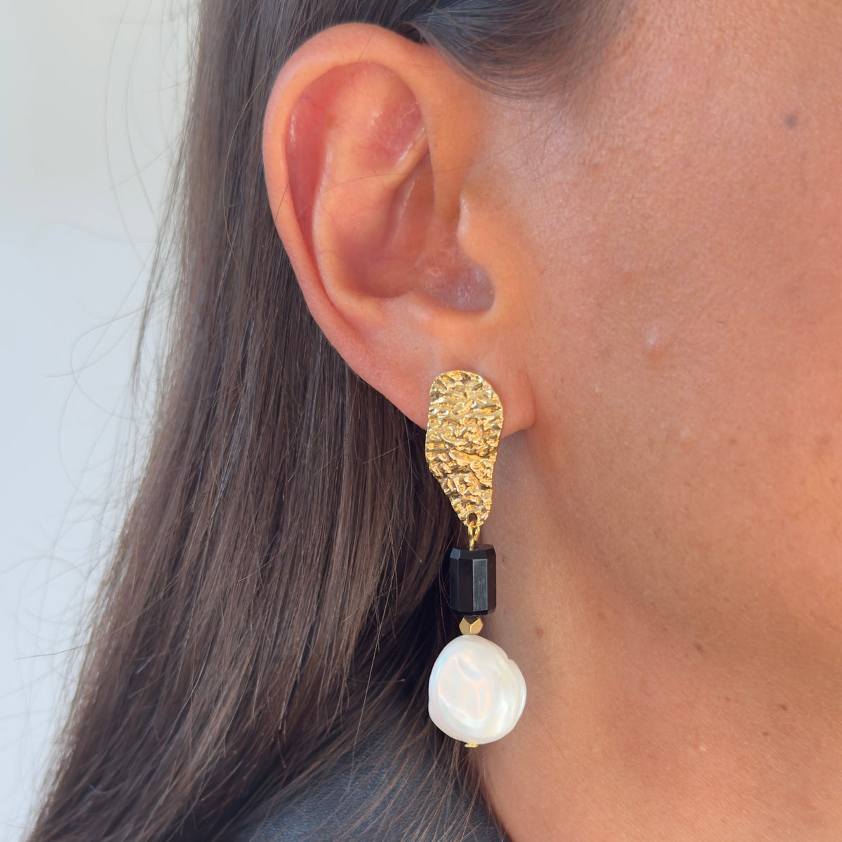 Boucles d'oreilles onyx & perle keshi — attache martelée