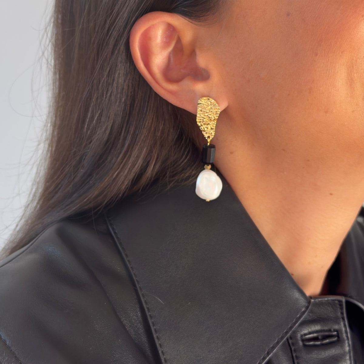 Boucles d'oreilles onyx & perle keshi — attache martelée