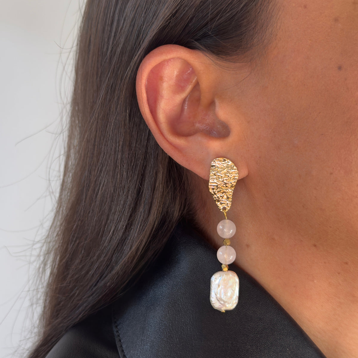 Boucles d'oreilles quartz rose & perles d'eau douce — martelées